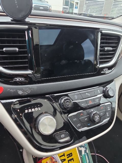 Used 2019 Chrysler Pacifica Touring-L Plus w/ Tire & Wheel Group FWD image 7