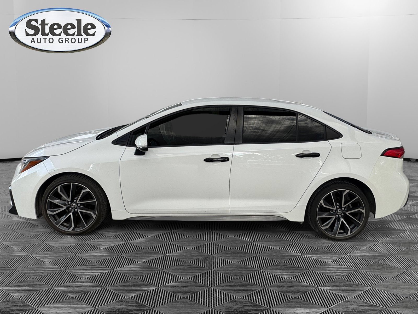 Used 2020 Toyota Corolla SE FWD image 2