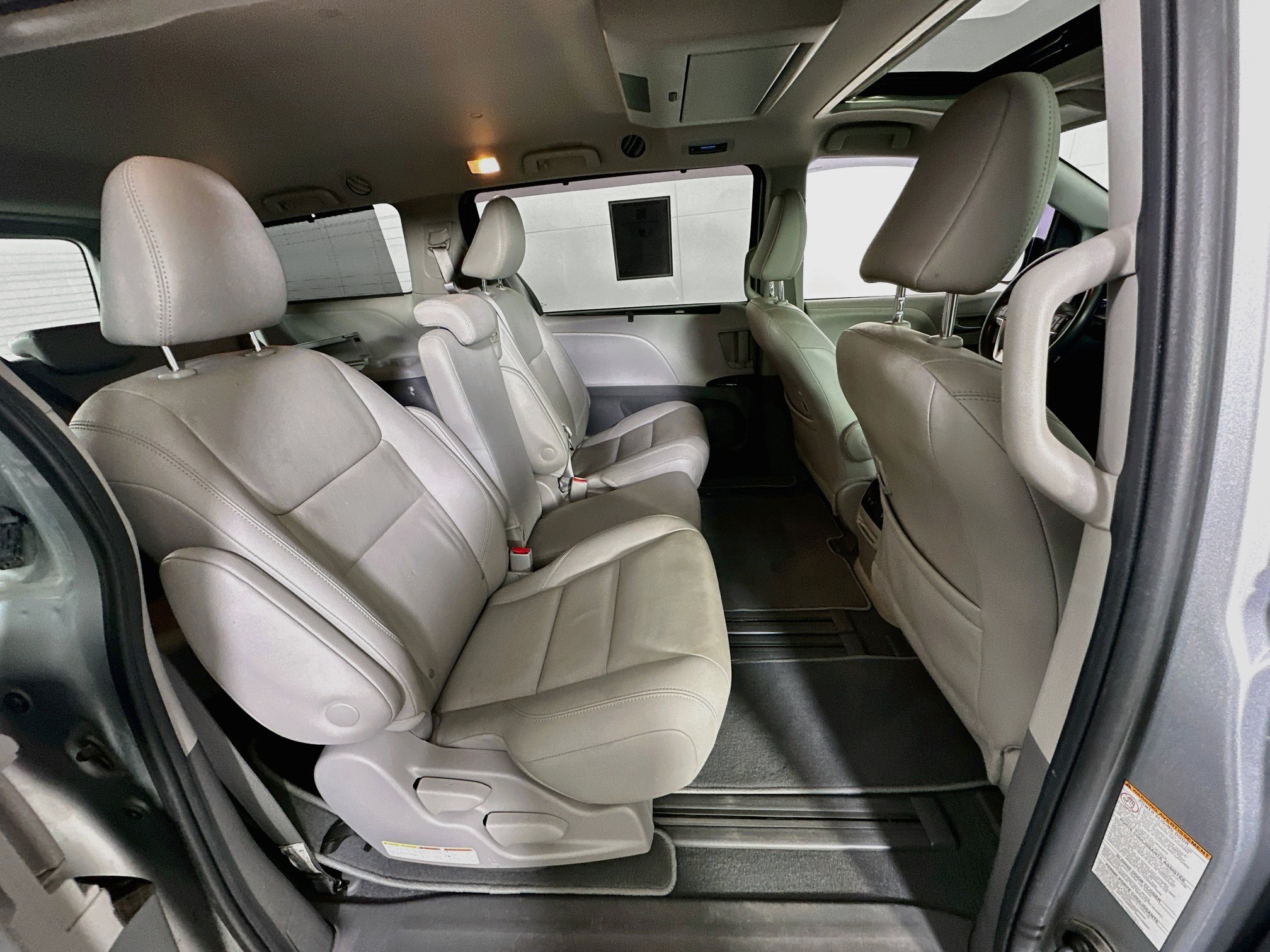 Used 2020 Toyota Sienna XLE Premium FWD image 29