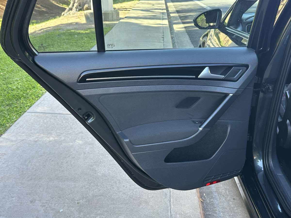 Used 2015 Volkswagen GTI SE FWD image 40