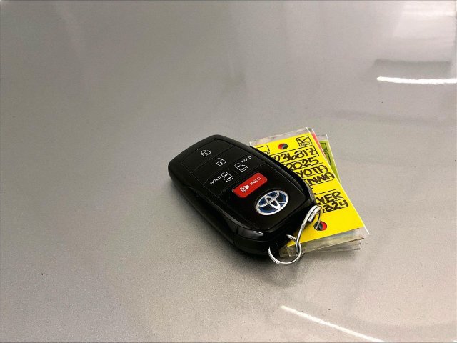 Used 2025 Toyota Sienna LE FWD image 9