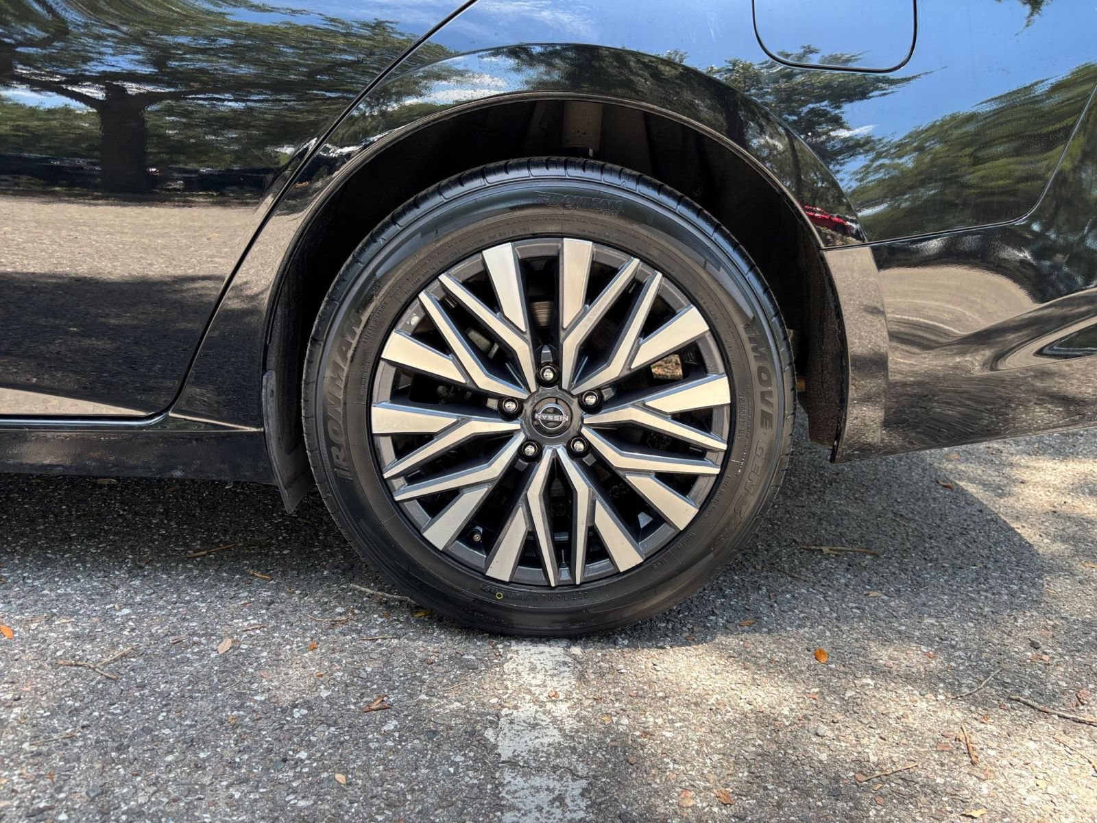 Used 2025 Nissan Altima 2.5 SV FWD image 30