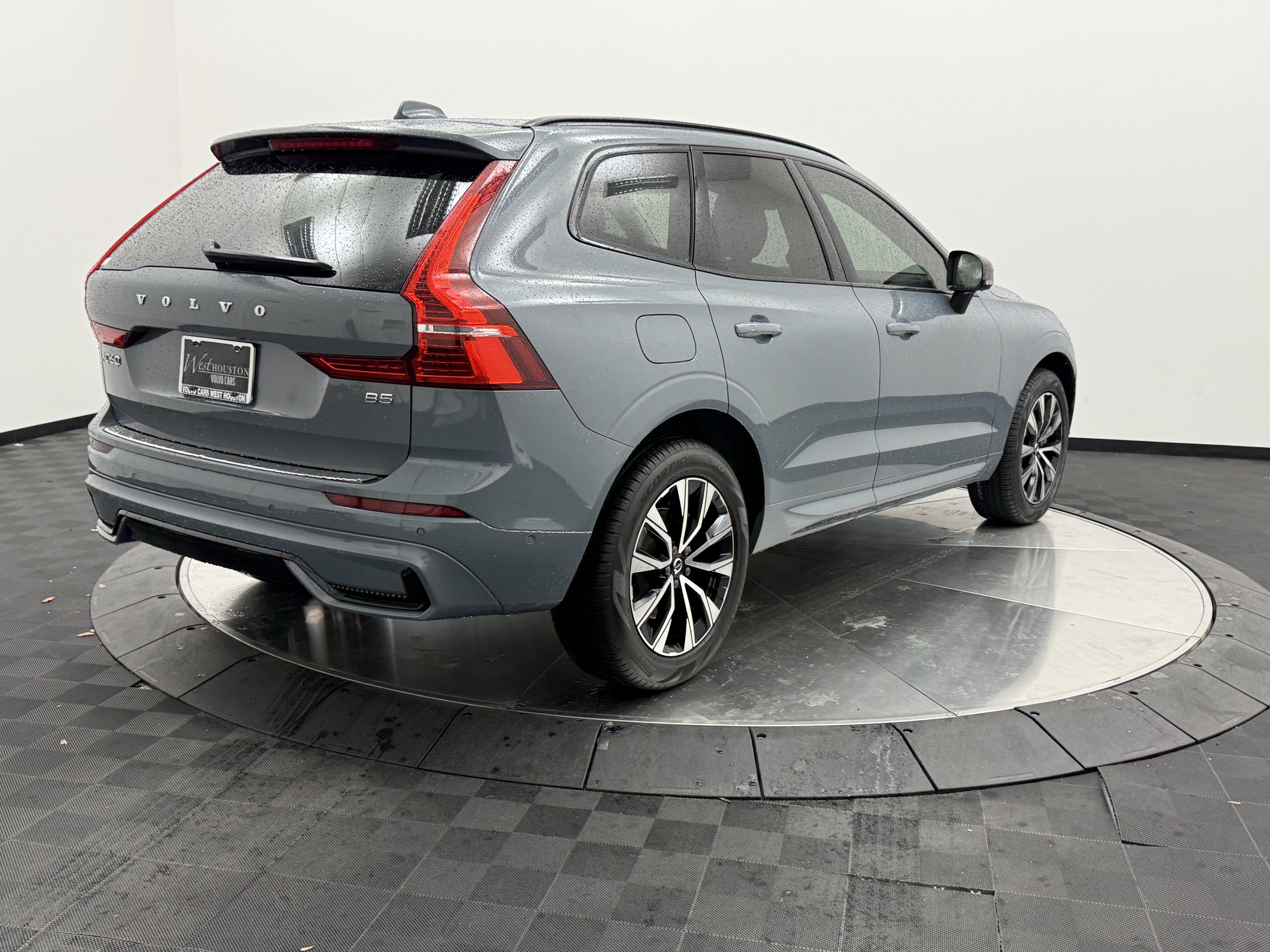 Certified 2023 Volvo XC60 B5 Plus w/ Climate Package FWD image 8