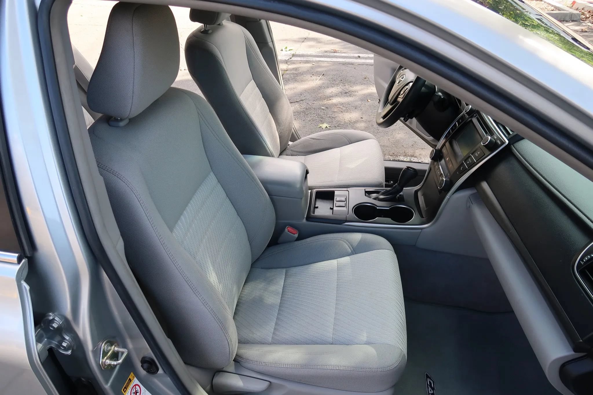 Used 2016 Toyota Camry LE FWD image 23