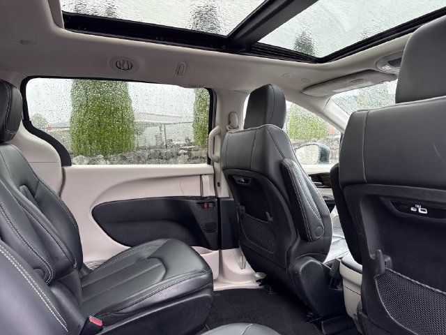 Used 2023 Chrysler Pacifica Limited FWD image 24