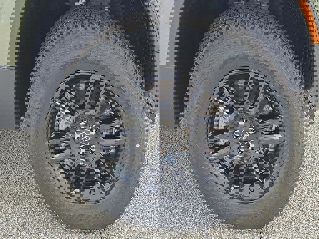 New 2025 Land Rover Defender 110 S image 6