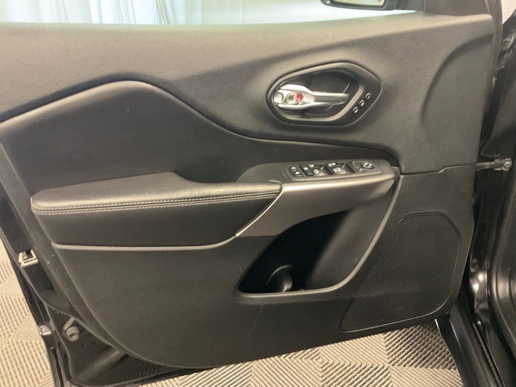 Used 2019 Jeep Cherokee Limited w/ Trailer Tow Group AWD/4WD image 10