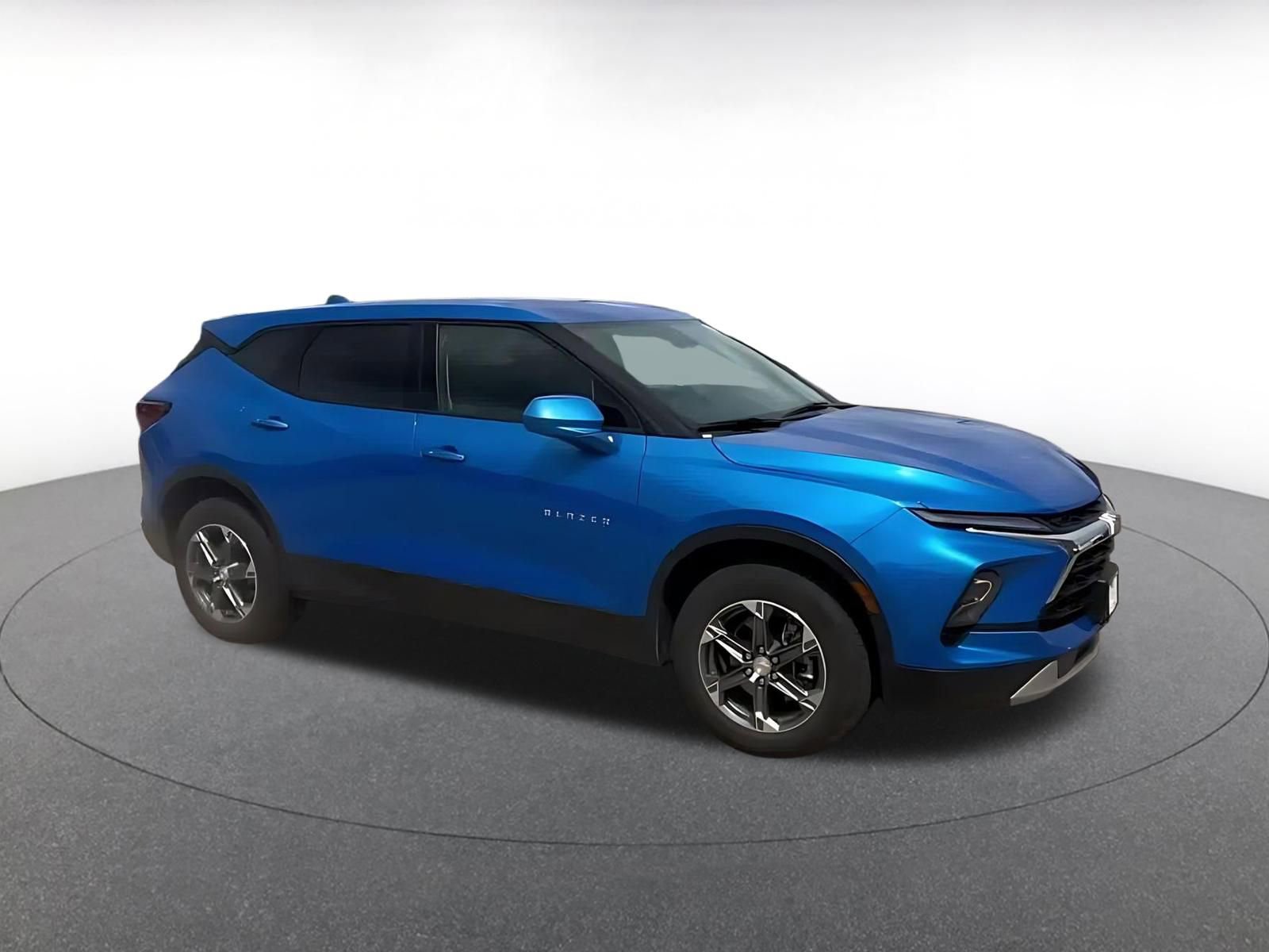 Used 2025 Chevrolet Blazer LT image 2