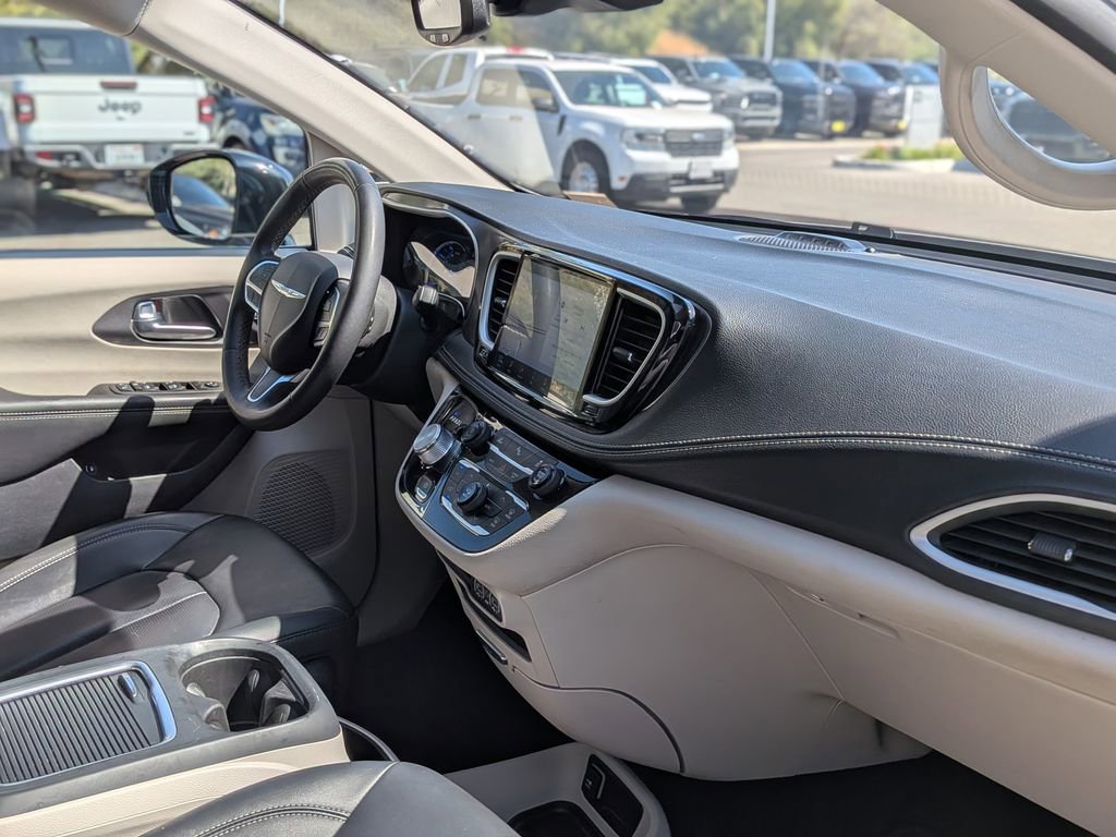 Used 2024 Chrysler Pacifica Select image 27