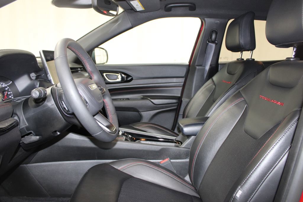 Used 2025 Jeep Compass Trailhawk AWD/4WD image 17