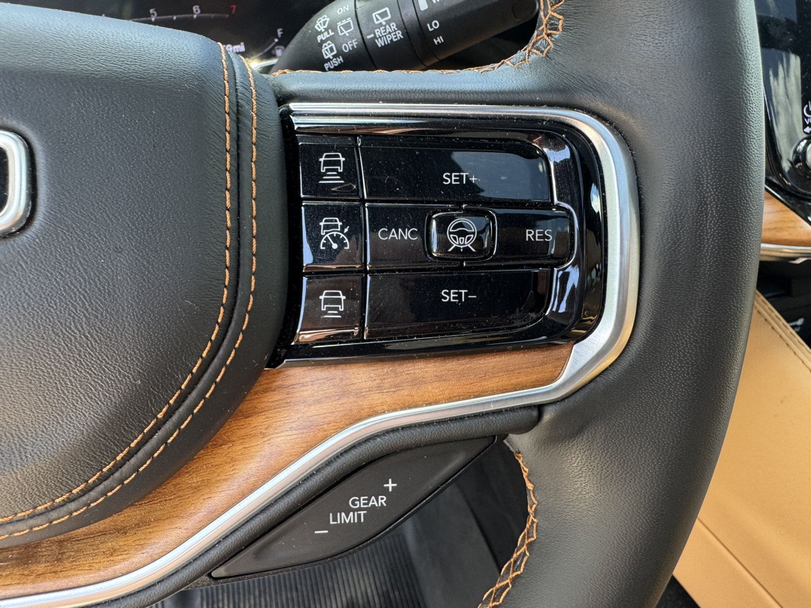 Used 2025 Jeep Grand Wagoneer L Series III w/ Rear Seat Video Group 1 AWD/4WD image 38