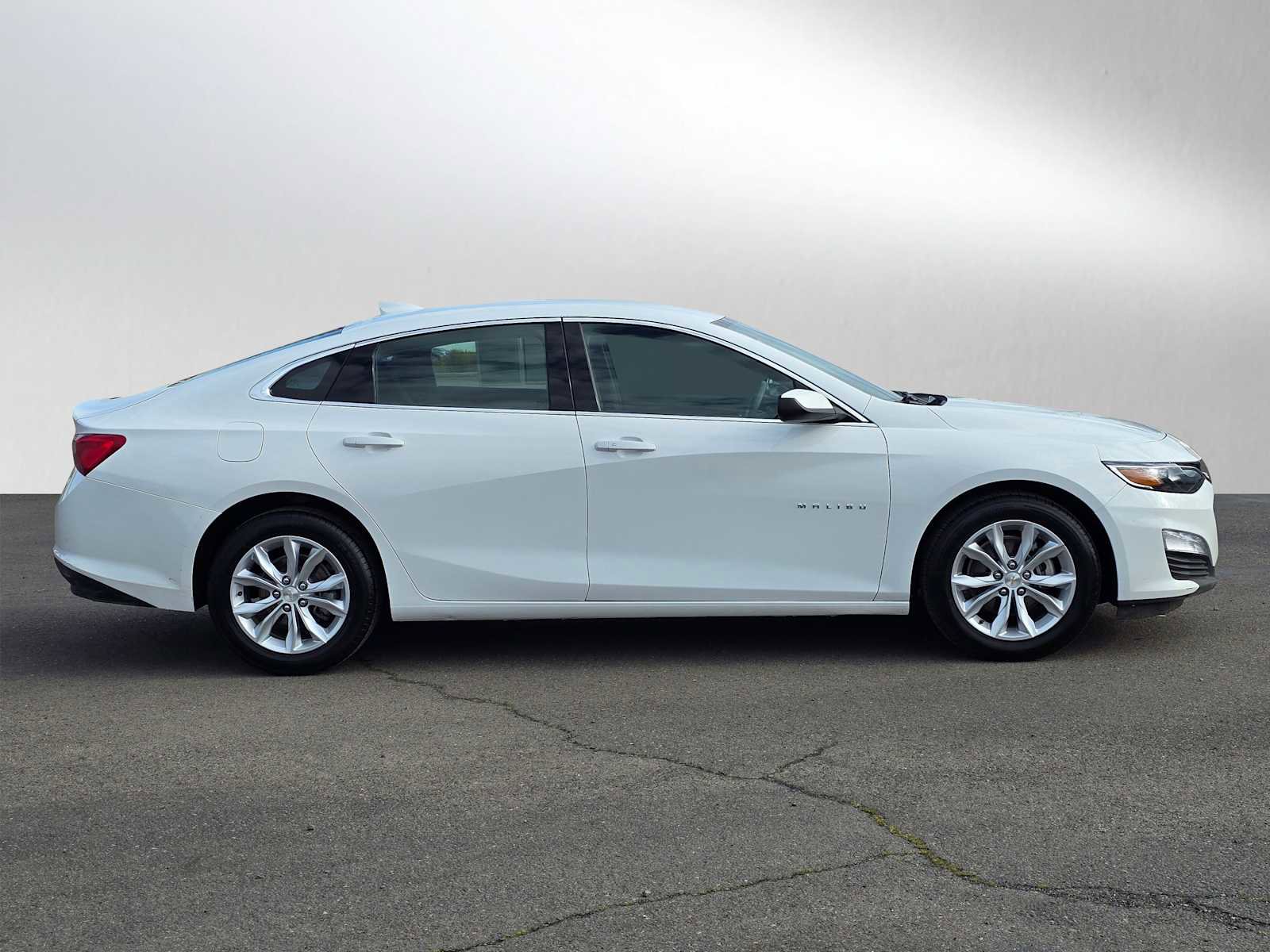 Used 2023 Chevrolet Malibu LT image 2