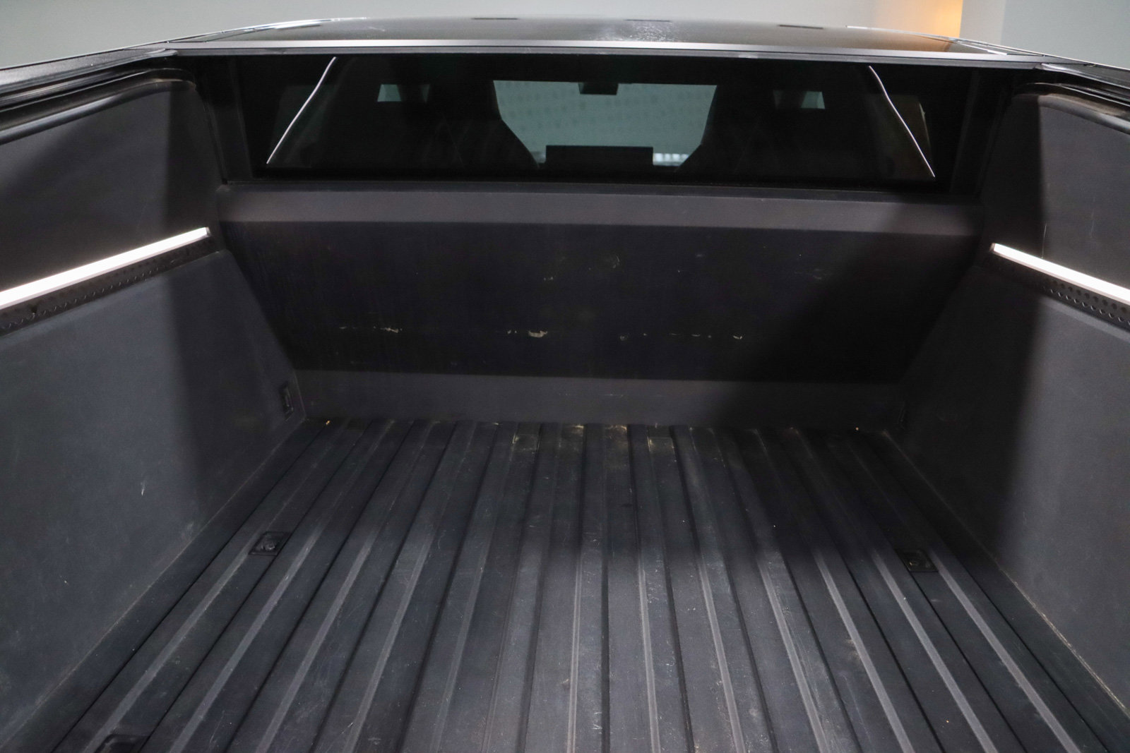 Used 2024 Tesla Cybertruck AWD Crew Cab image 26