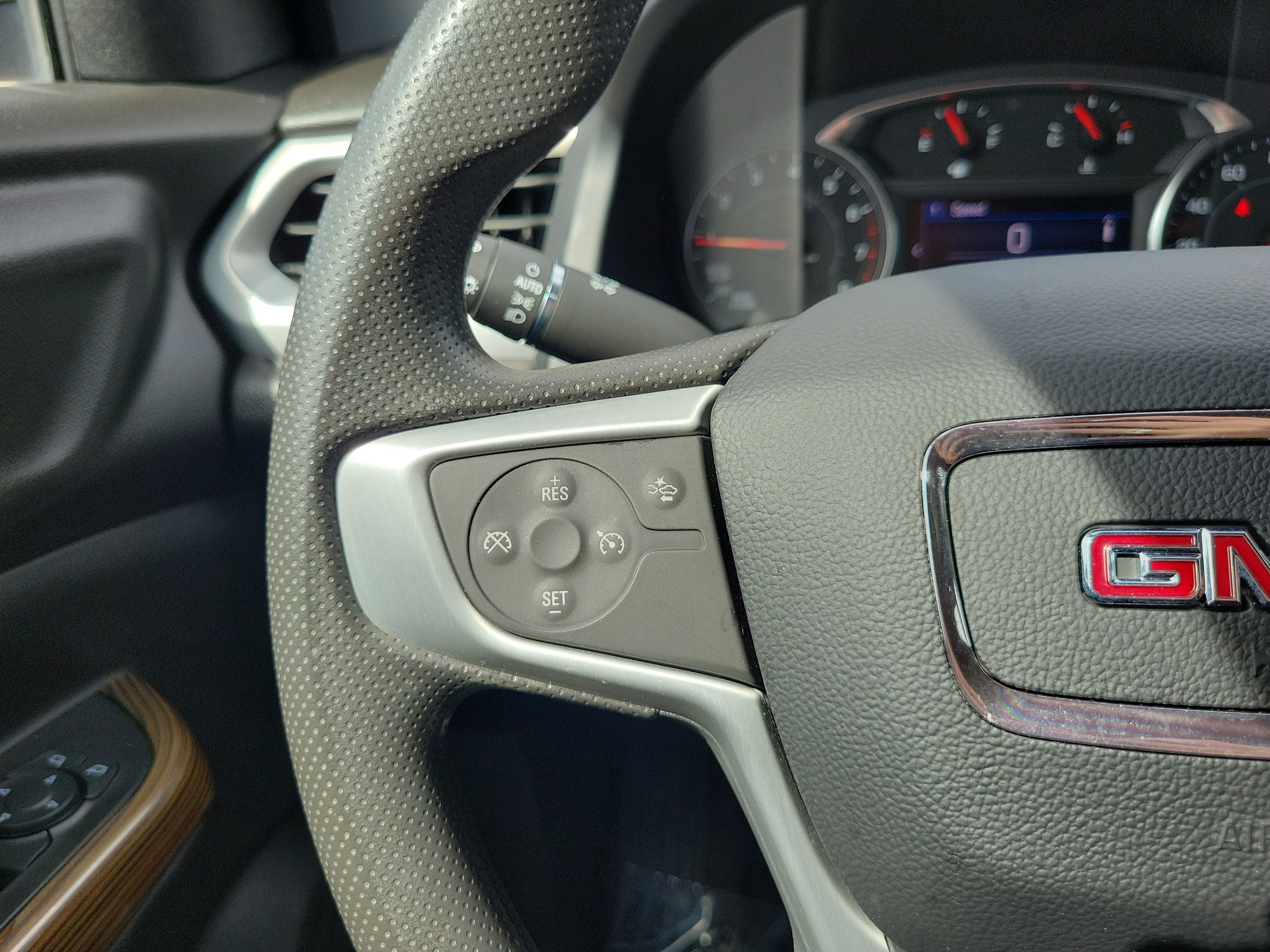 Used 2023 GMC Acadia SLE image 18