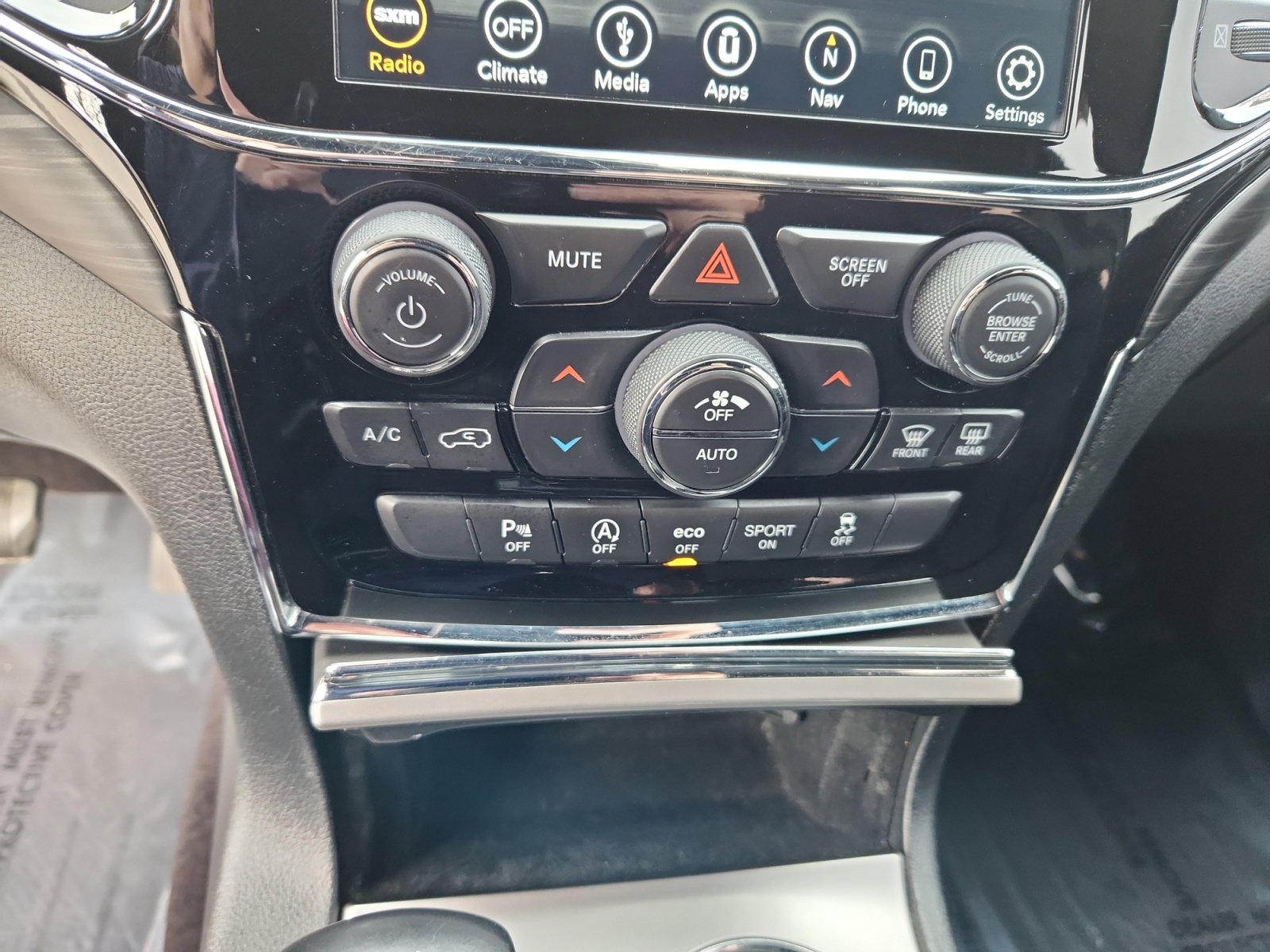 Used 2019 Jeep Grand Cherokee Laredo w/ 18" Wheel & 8.4" Radio Group image 12