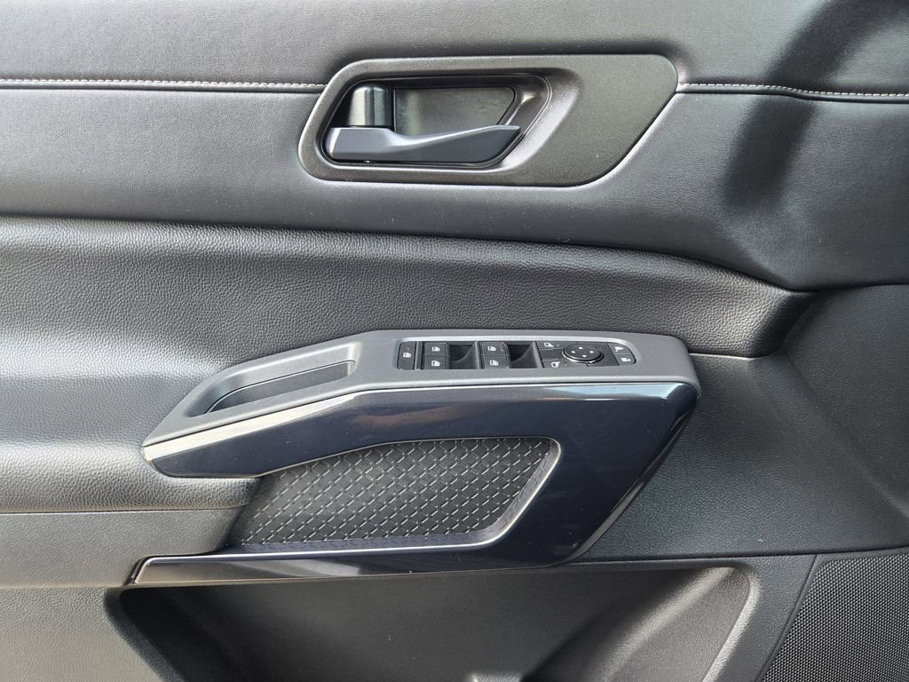 Used 2025 Nissan Pathfinder SV image 15