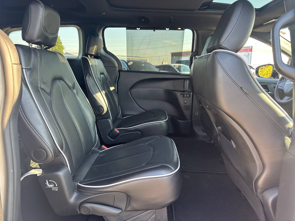 Used 2025 Chrysler Pacifica Limited FWD image 13