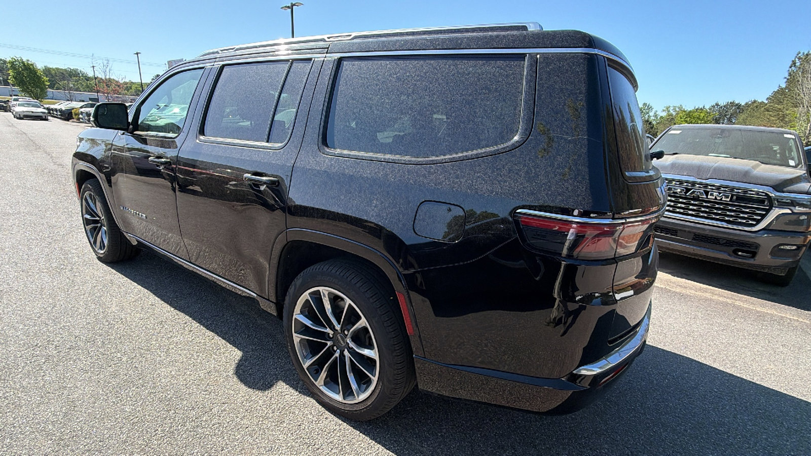 Used 2024 Jeep Wagoneer Series III w/ Premium Group I AWD/4WD image 10