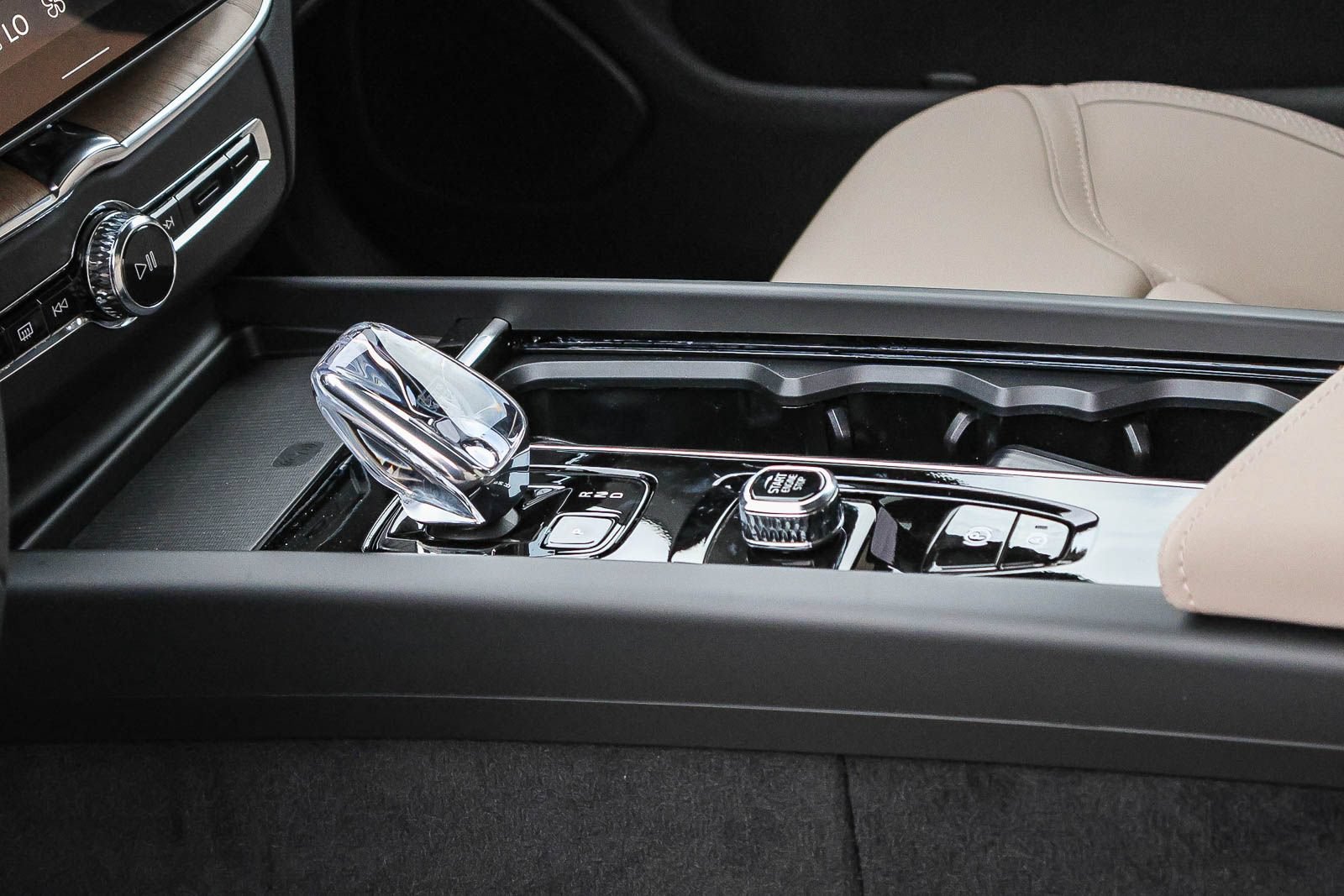 New 2027 Volvo XC60 B5 Plus AWD/4WD image 27