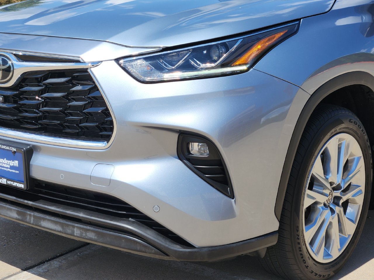 Used 2024 Toyota Highlander Limited FWD image 6