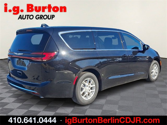 New 2026 Chrysler Pacifica Select image 4