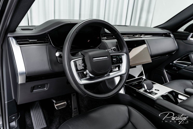 Used 2025 Land Rover Range Rover SE image 32