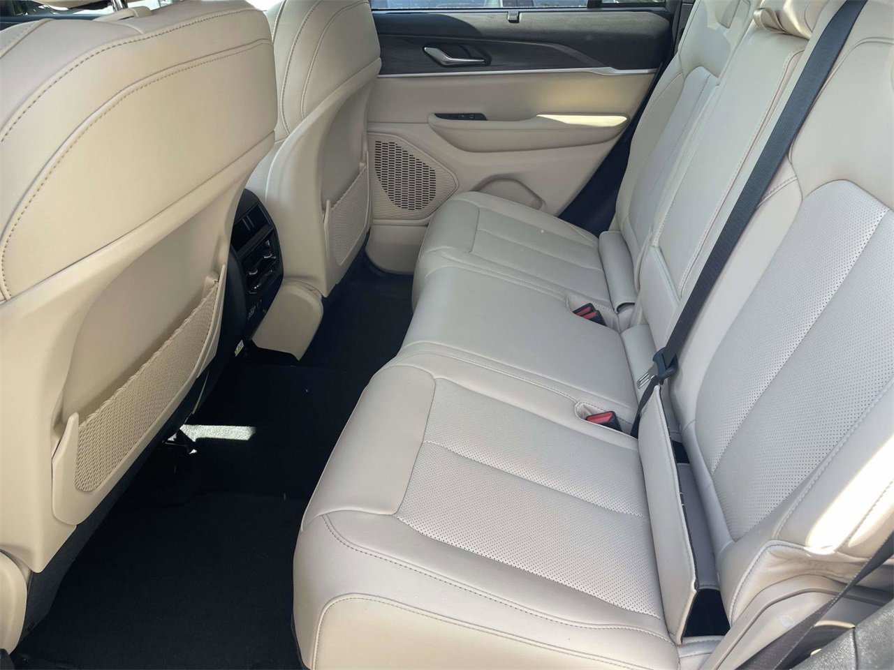 New 2025 Jeep Grand Cherokee Limited w/ Luxury Tech Group II image 30