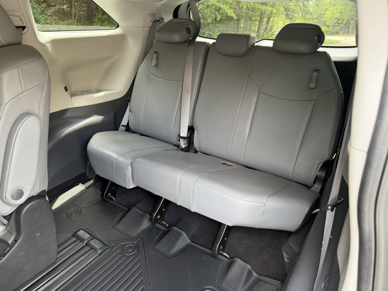 Used 2024 Toyota Sienna XLE FWD image 16