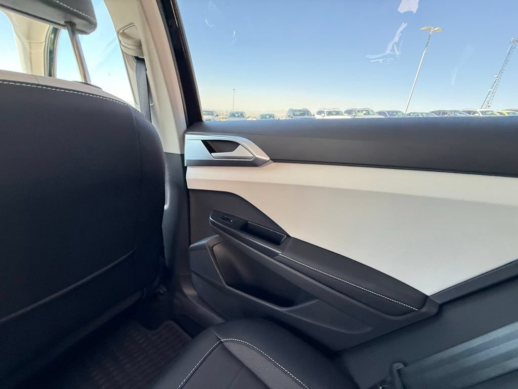 Certified 2025 Volkswagen Taos SE FWD image 18
