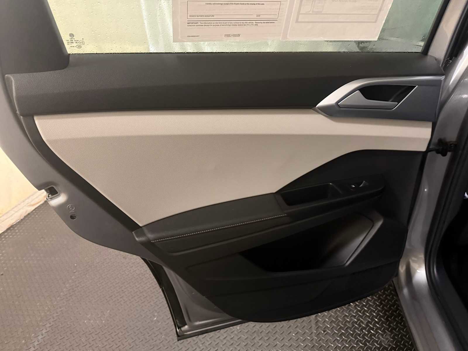 Certified 2025 Volkswagen Taos SE w/ Panoramic Sunroof Package image 23