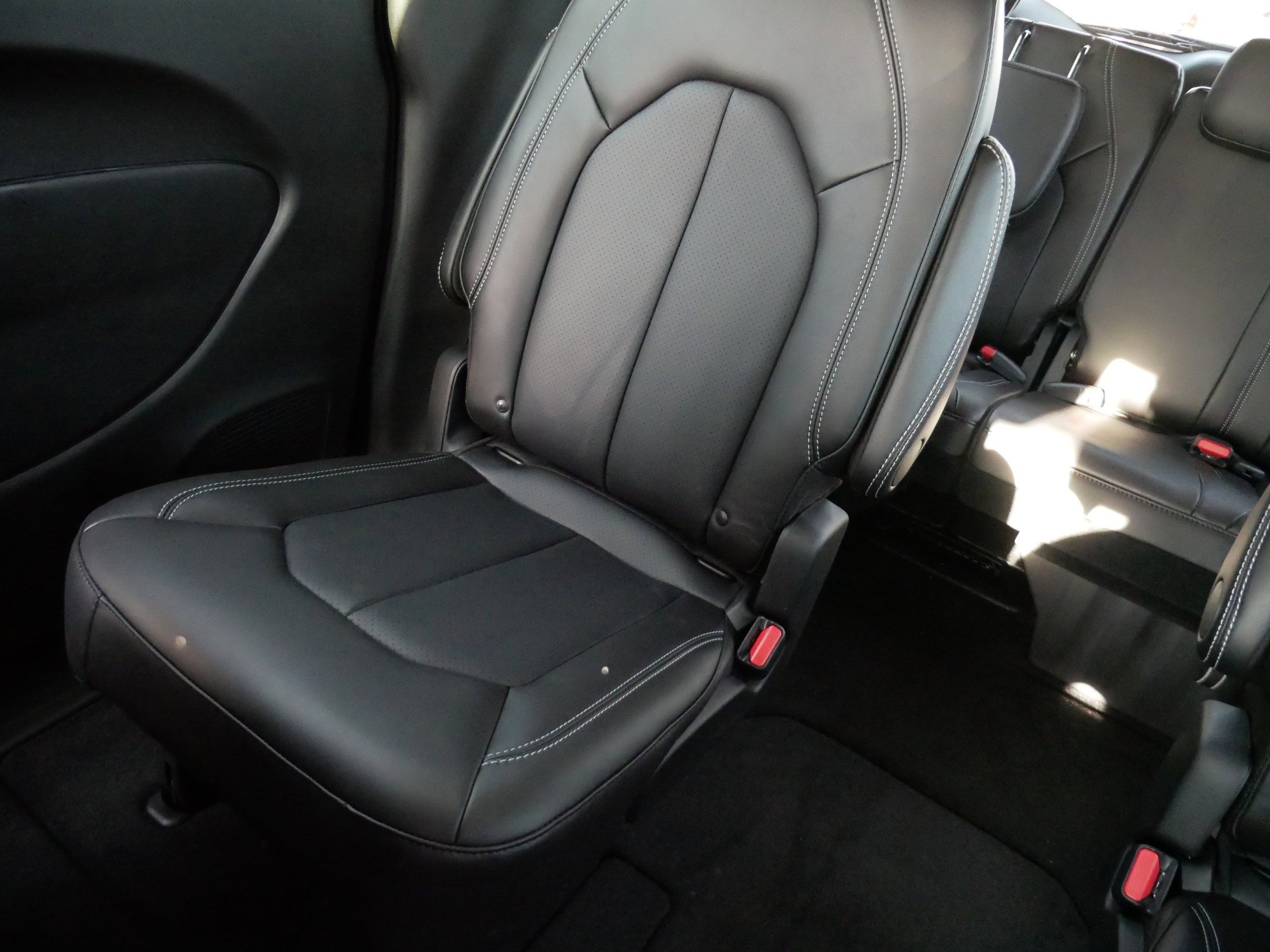 Used 2026 Chrysler Pacifica Select image 12