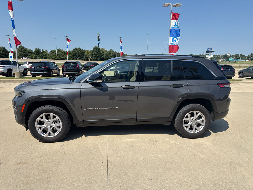Used 2022 Jeep Grand Cherokee Limited w/ Luxury Tech Group II AWD/4WD image 8