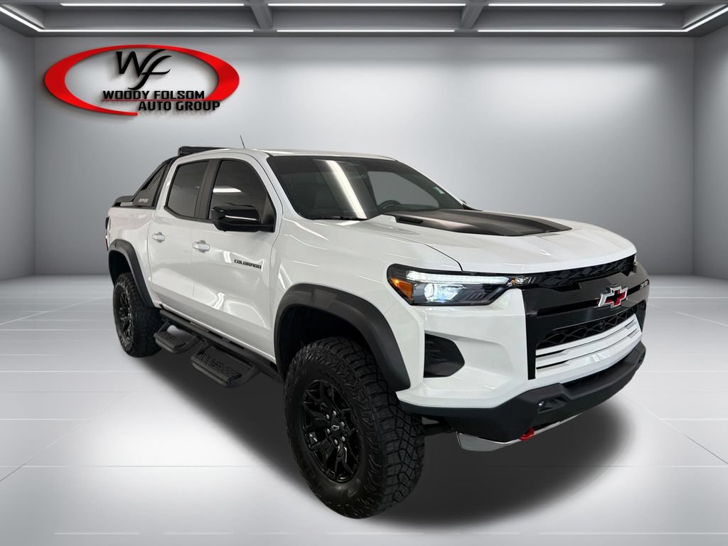 Used 2025 Chevrolet Colorado ZR2 w/ Midnight Edition AWD/4WD image 3