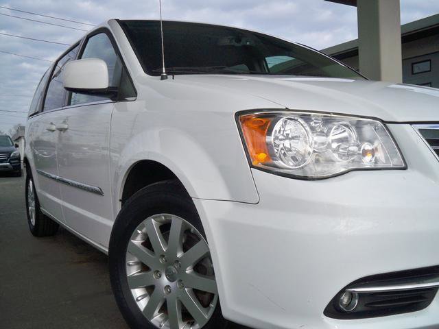 Used 2015 Chrysler Town & Country Touring image 18