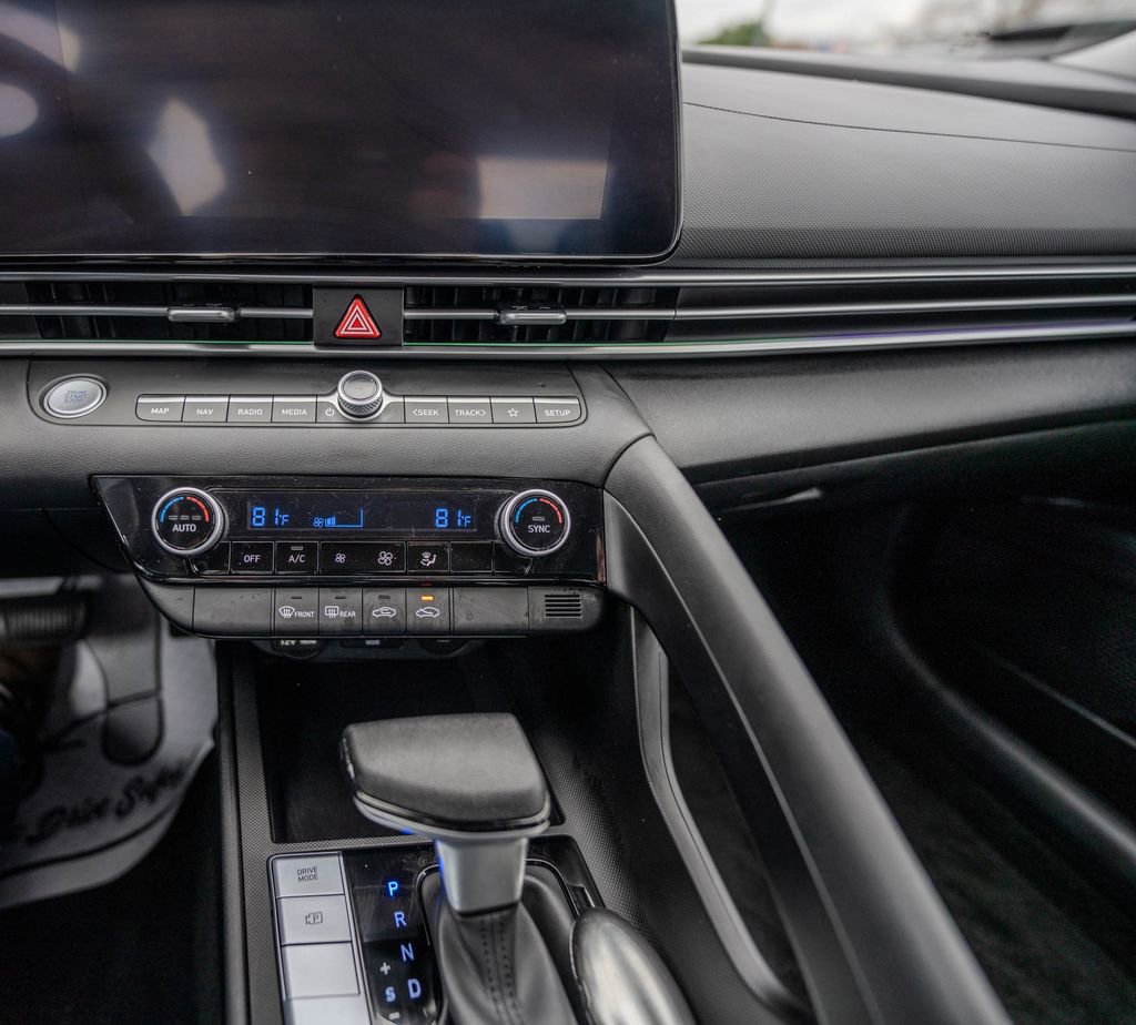 Certified 2024 Hyundai Elantra SEL image 18