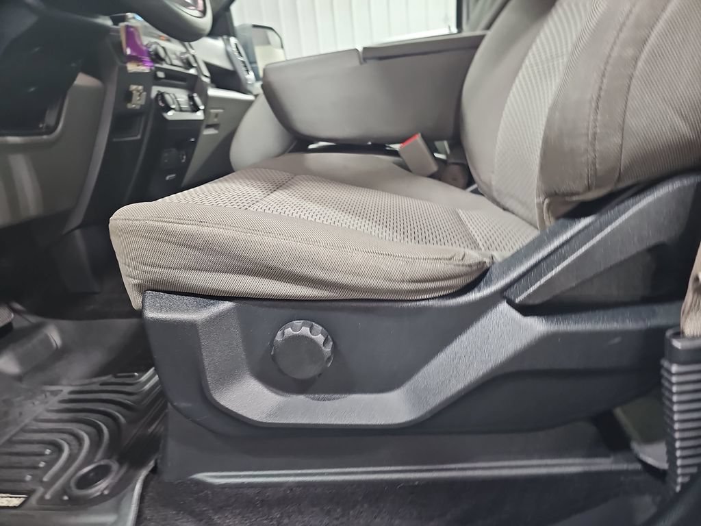 Used 2016 Ford F150 XLT AWD/4WD image 27