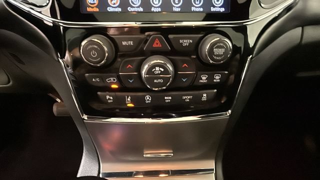 Used 2020 Jeep Grand Cherokee Altitude AWD/4WD image 22