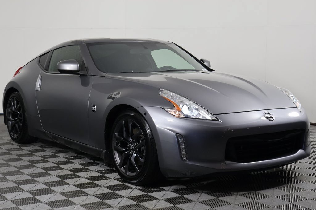 Used 2016 Nissan 370Z Coupe RWD image 3