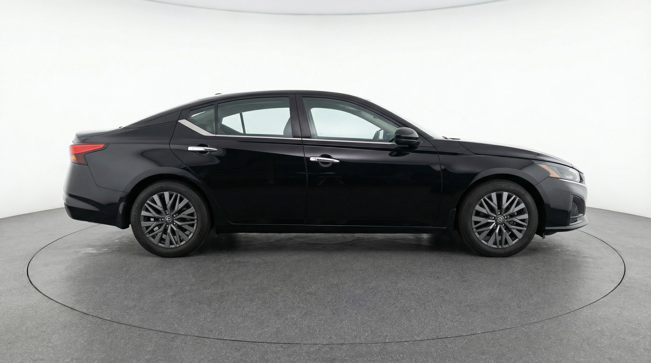 Used 2025 Nissan Altima 2.5 SV FWD image 11