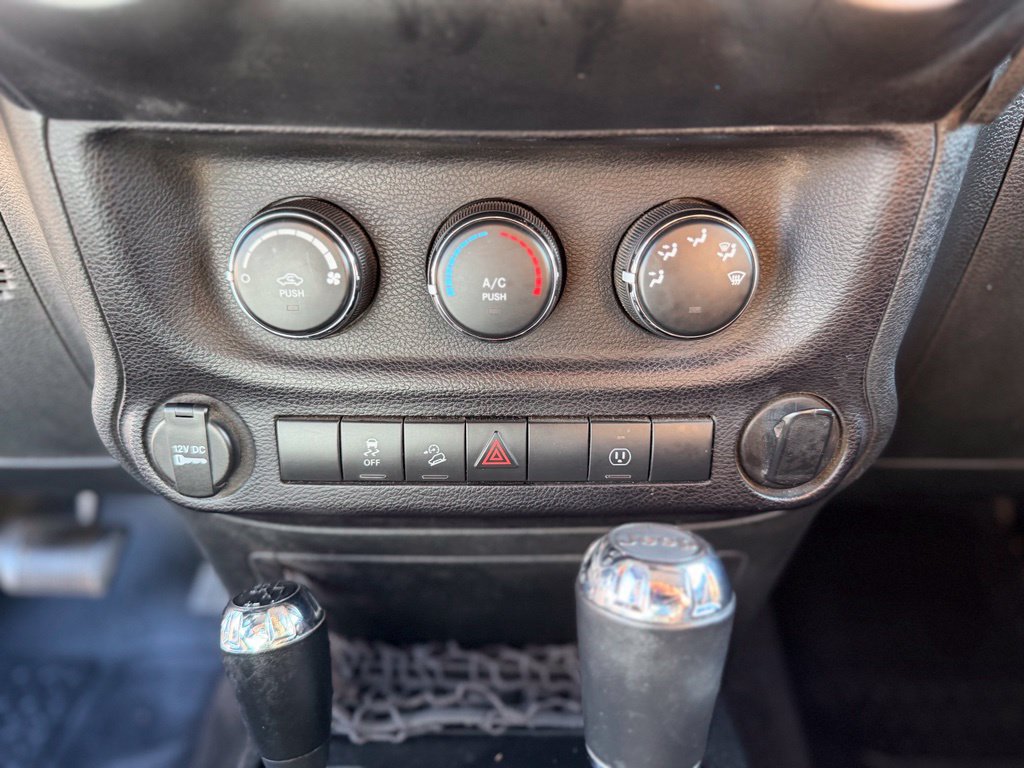 Used 2015 Jeep Wrangler Rubicon w/ Connectivity Group AWD/4WD image 27