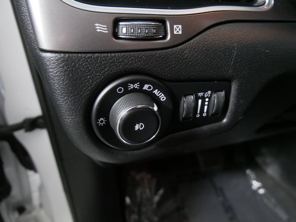 Used 2020 Jeep Cherokee Latitude Plus AWD/4WD image 17