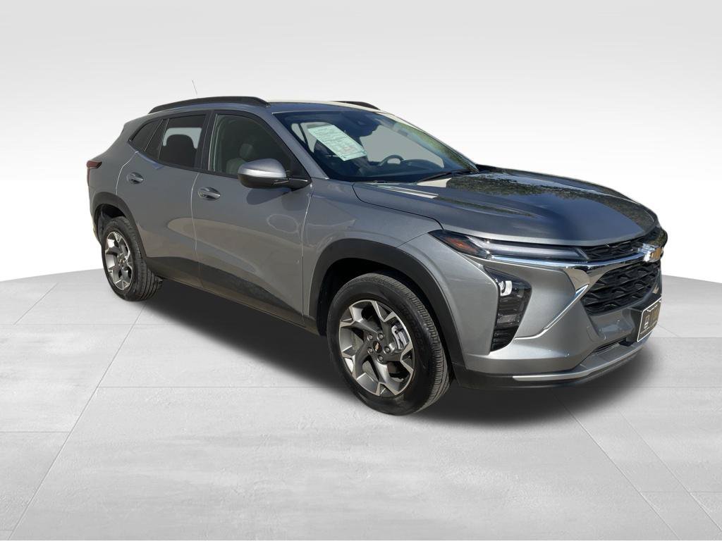 Used 2025 Chevrolet Trax LT FWD image 3
