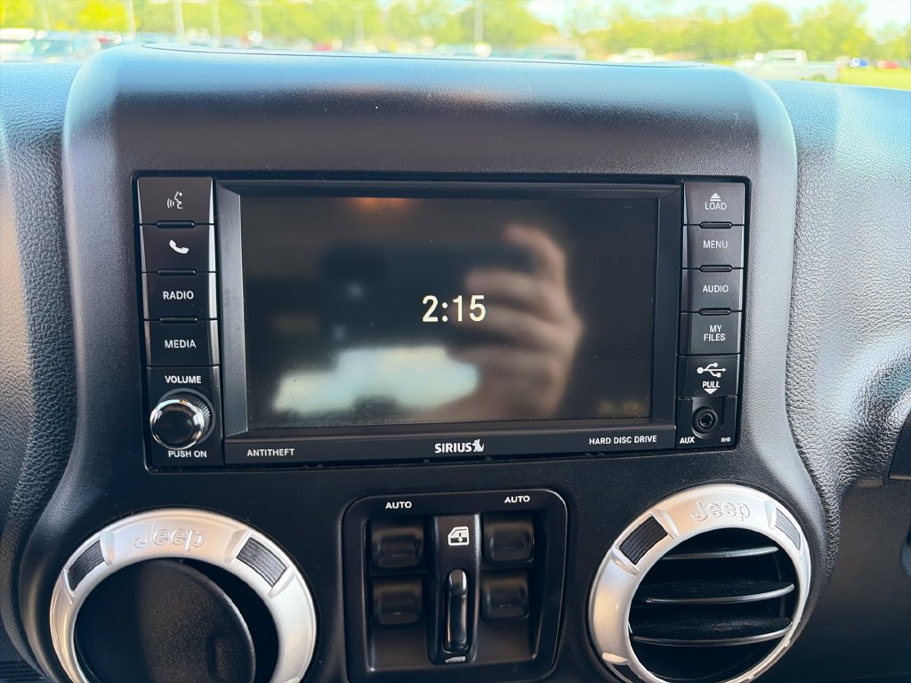Used 2015 Jeep Wrangler Unlimited Sahara w/ Connectivity Group AWD/4WD image 20