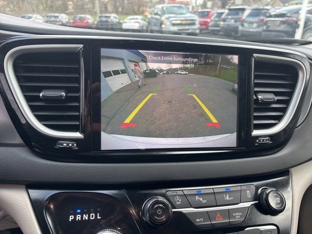 Used 2024 Chrysler Pacifica Touring-L image 14