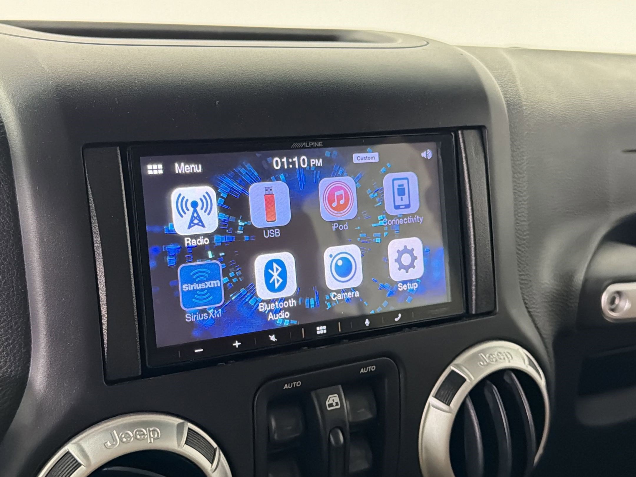 Used 2018 Jeep Wrangler Unlimited Rubicon w/ Connectivity Group AWD/4WD image 27