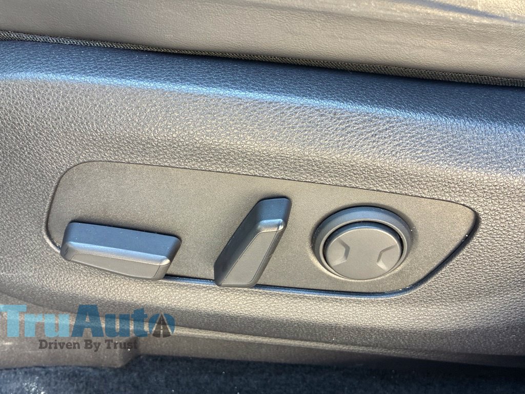 Used 2023 Kia Carnival LX FWD image 23