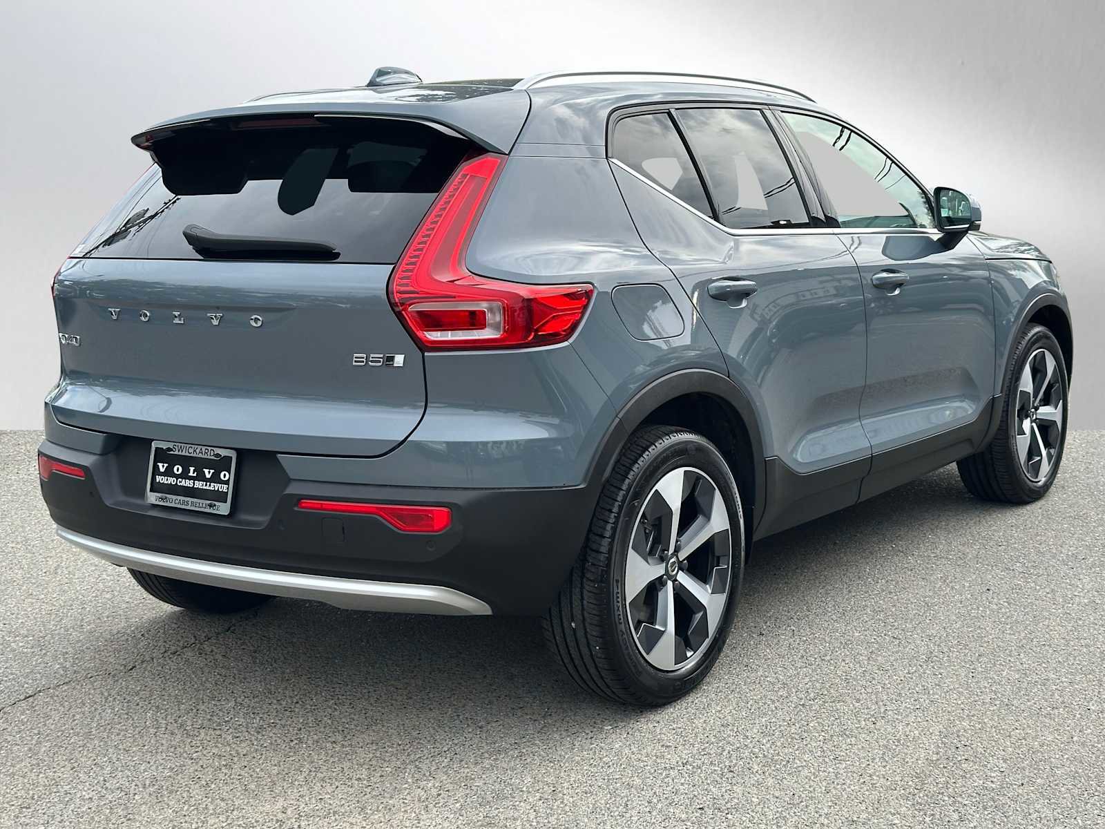 Certified 2023 Volvo XC40 B5 Plus w/ Protection Package Premier AWD/4WD image 4