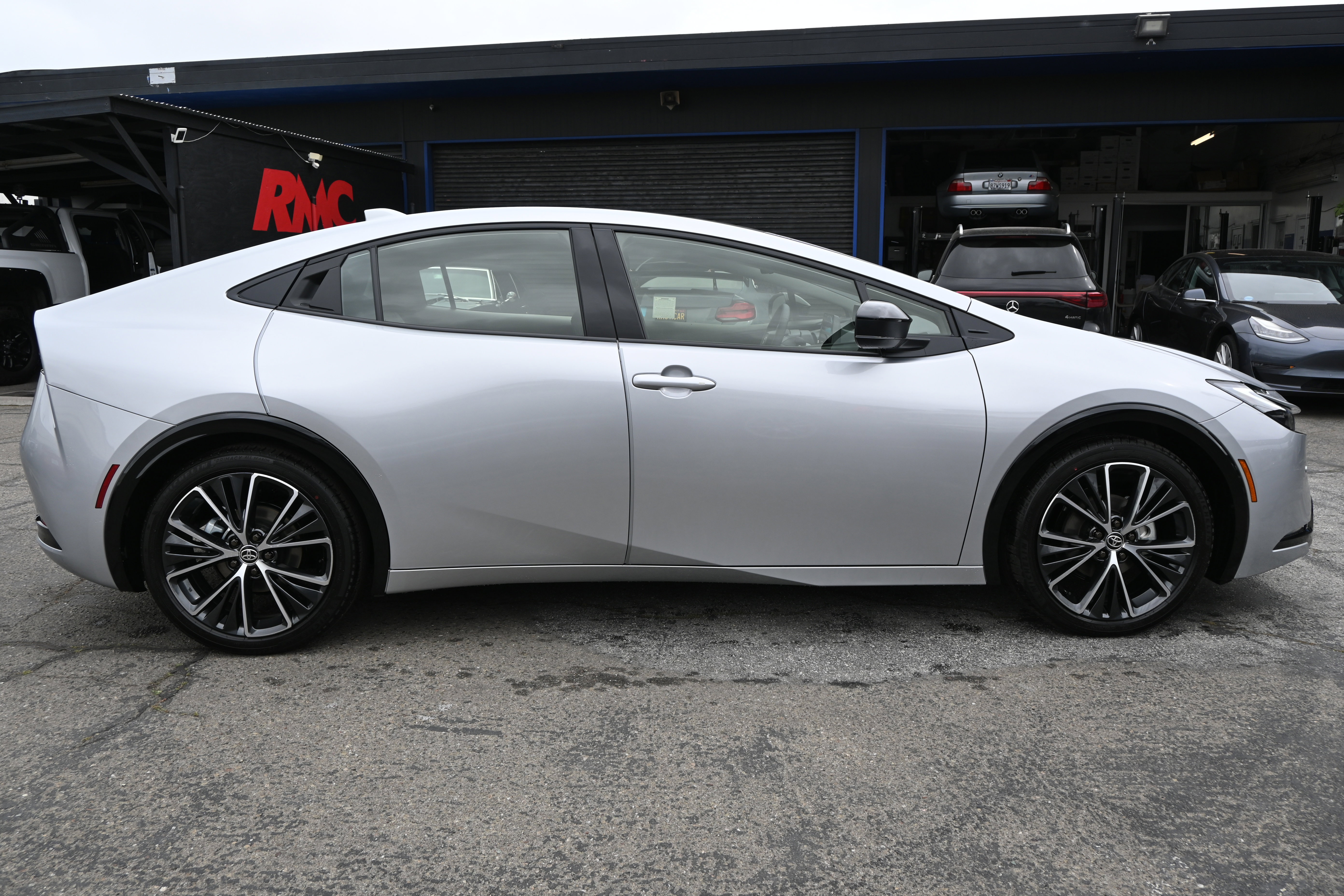 Used 2025 Toyota Prius XLE image 6