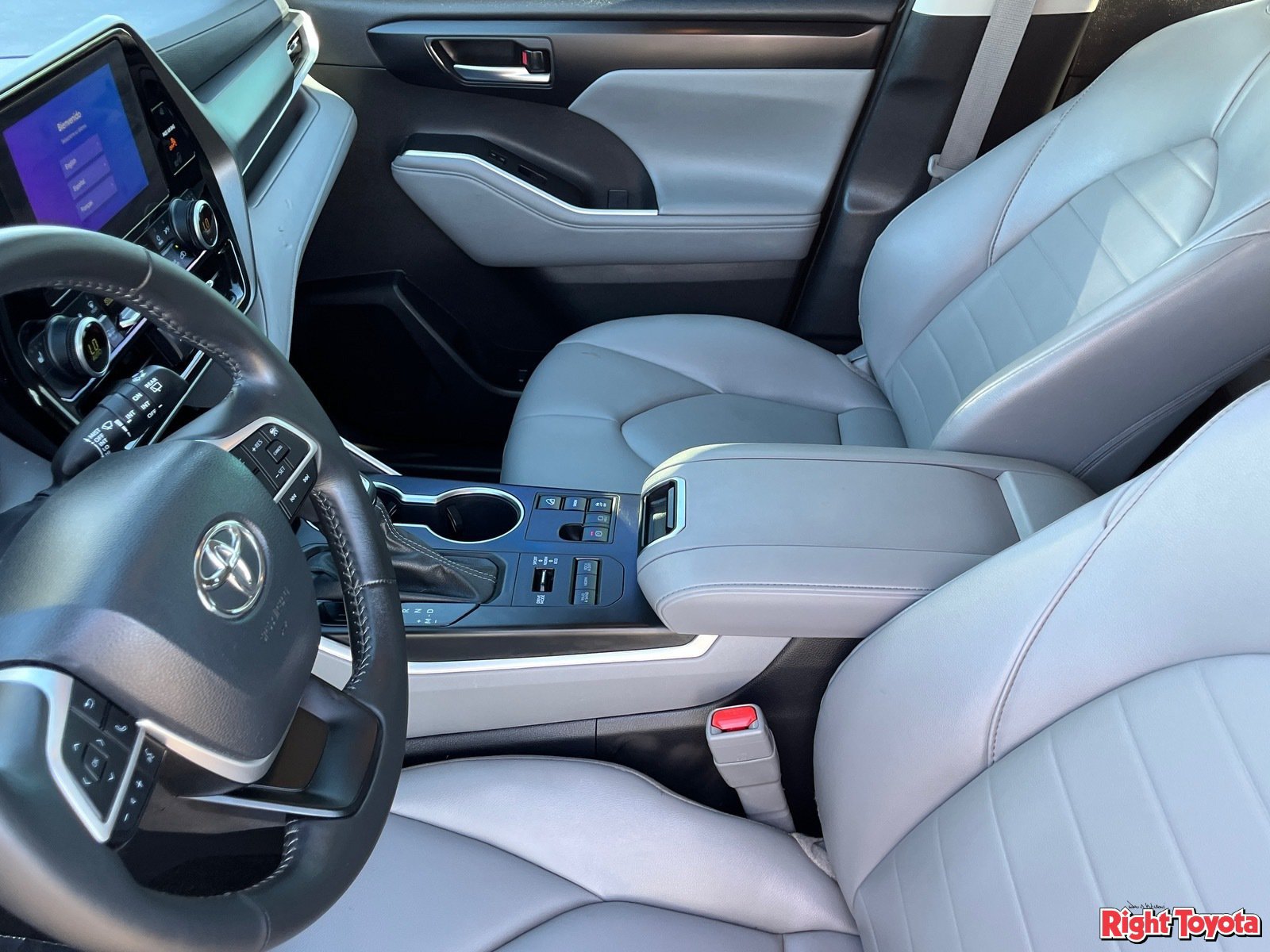 Used 2024 Toyota Highlander XLE AWD/4WD image 20