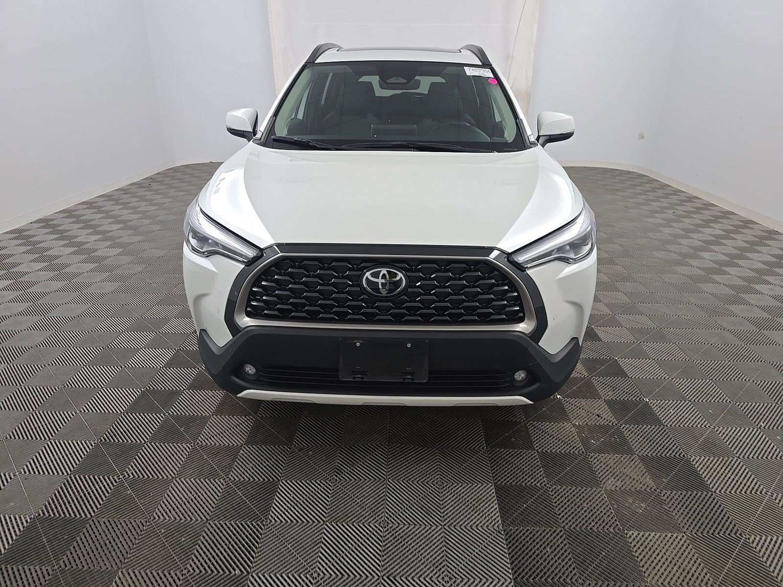 Used 2023 Toyota Corolla Cross XLE w/ Convenience Package FWD image 2